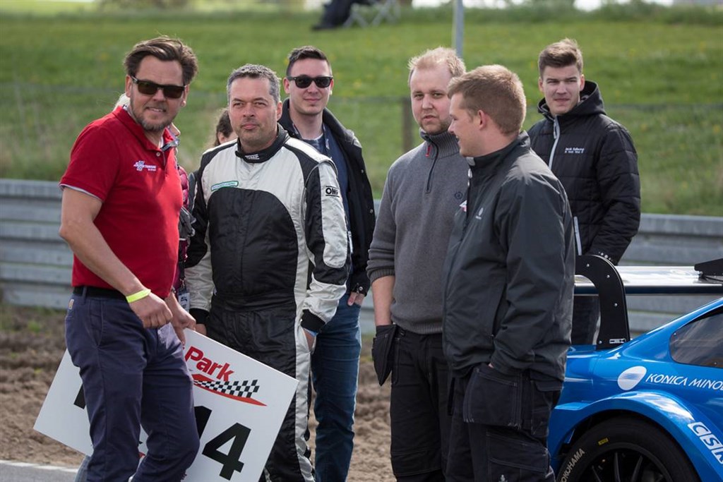 Kim Rødkjær som Grid-pige.
(Foto: Bergmann Motorsport)